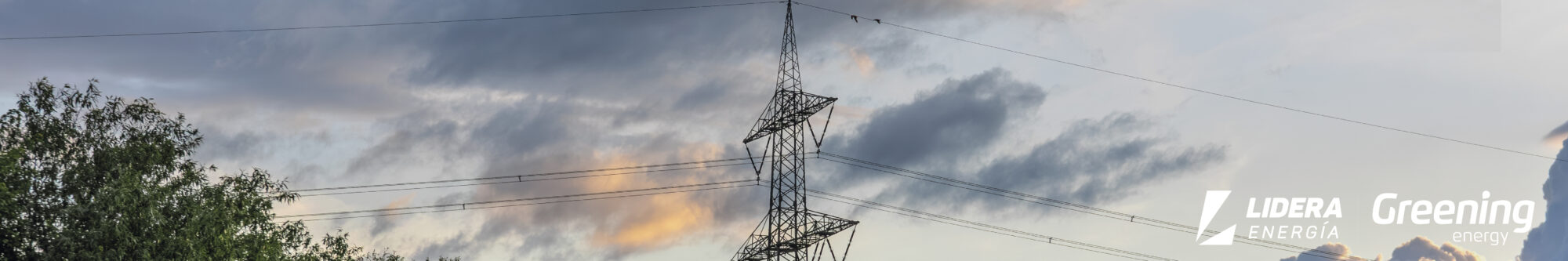 Torre de alta tensión al atardecer con logotipos de Lidera Energía y Greening Energy