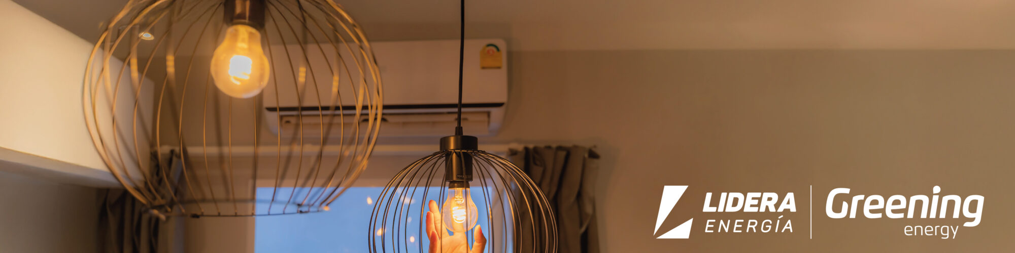 Iluminación interior y aire acondicionado en un hogar eficiente con logotipos de Lidera Energía y Greening Energy
