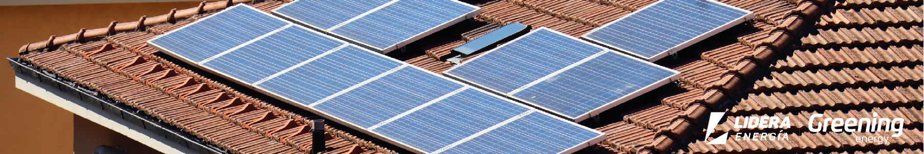 Instalación de paneles solares en tejado de vivienda con autoconsumo de Greening Energy.