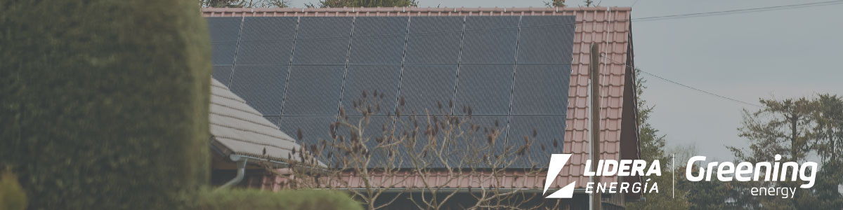 Instalación de placas solares en el tejado de una vivienda unifamiliar realizada por Greening Energy para autoconsumo.