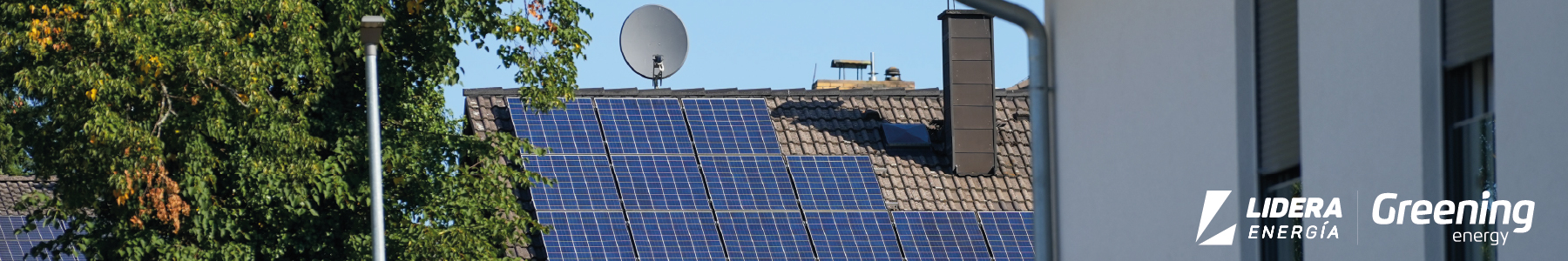 Instalación de placas solares en el tejado de una vivienda en Cataluña para autoconsumo energético