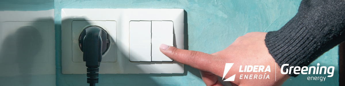Mano encendiendo un interruptor para activar el suministro eléctrico en casa con Greening Energy