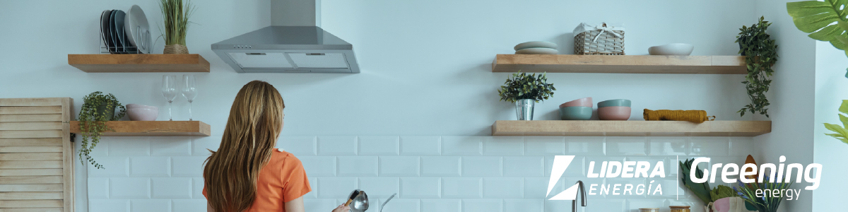 Mujer en la cocina de su hogar con autoconsumo energético gestionado por Greening Energy.