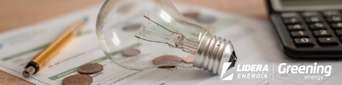 Bombilla sobre una factura eléctrica junto a una calculadora y monedas, simbolizando el ahorro energético en pymes gracias a baterías solares.