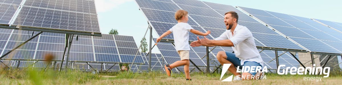 Padre e hijo jugando junto a paneles solares que representan la producción fotovoltaica que respalda la tarifa Eclipse de Greening Energy.
