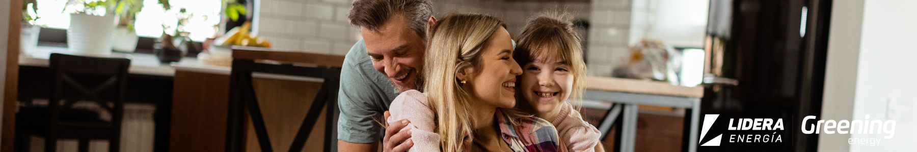 Familia relajada en su hogar tras beneficiarse de la estabilidad de precios de la tarifa Eclipse de Greening Energy.