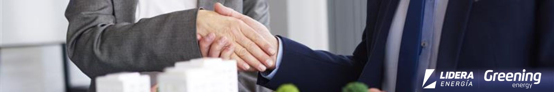 Apretón de manos entre profesionales en una reunión sobre eficiencia energética y Certificados de Ahorro Energético (CAE).