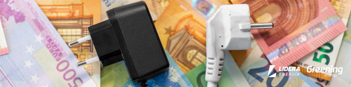 Cargadores eléctricos sobre billetes de euro que simbolizan el aumento del coste de la electricidad.