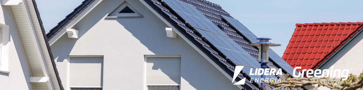 Vivienda con instalación de placas solares funcionando en invierno