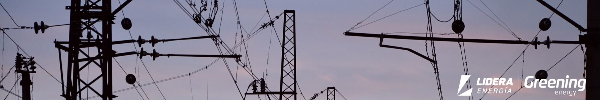Torres y líneas de alta tensión al atardecer, representando la infraestructura eléctrica y los peajes de transporte.