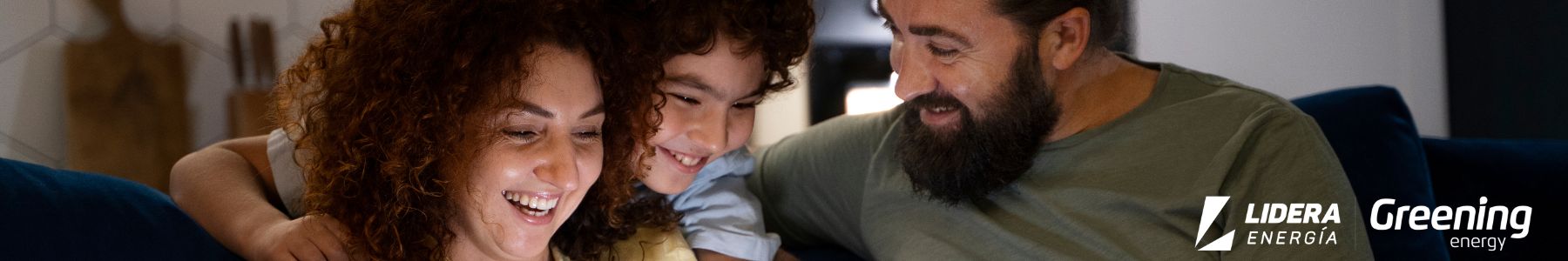 Familia en casa utilizando energía de forma eficiente durante el invierno
