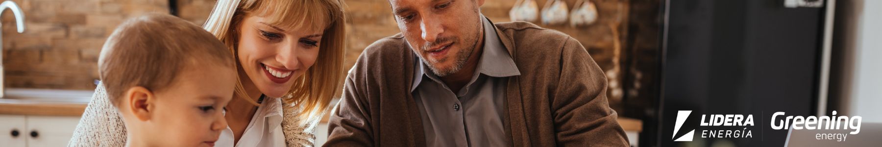 Familia en casa planificando mejoras energéticas y ahorro con apoyo de soluciones sostenibles de Greening Energy.