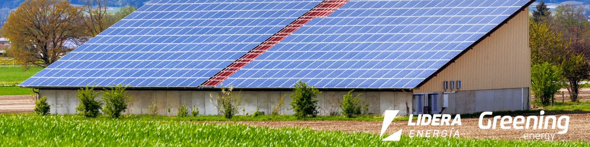 Edificio con instalación de paneles solares que puede generar Certificados de Ahorro Energético en una comunidad.