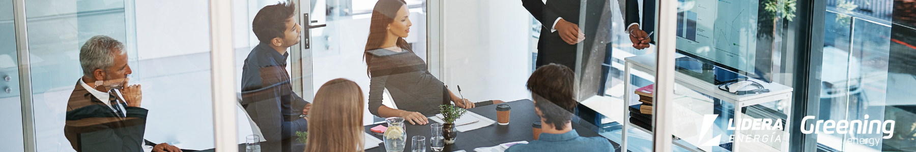 Equipo directivo analizando la estrategia de autoconsumo energético en una empresa