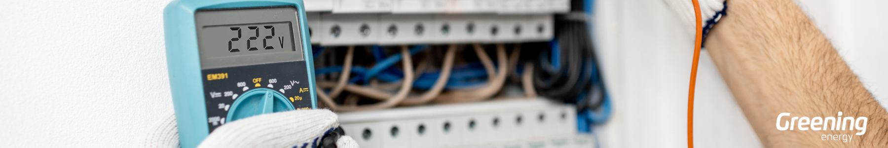 Multímetro midiendo tensión en un cuadro eléctrico doméstico para revisar el contrato de luz